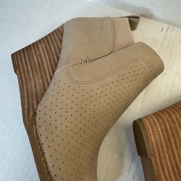 DV by Dolce Vita Gerdy Bootie - Beige NEW Size 9 - Picture 5 of 11